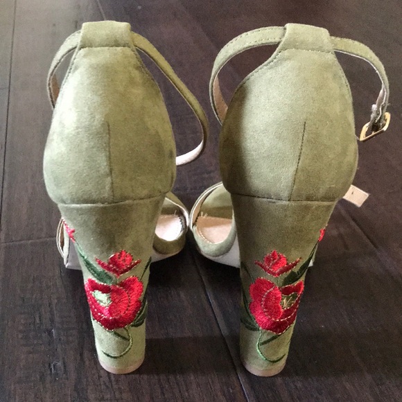 High heeled shoes with embroidered rose on heel. - Picture 2 of 5